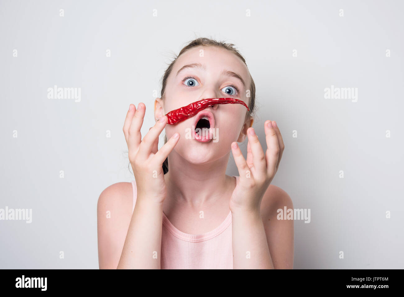 Petite fille avec du poivre Banque D'Images