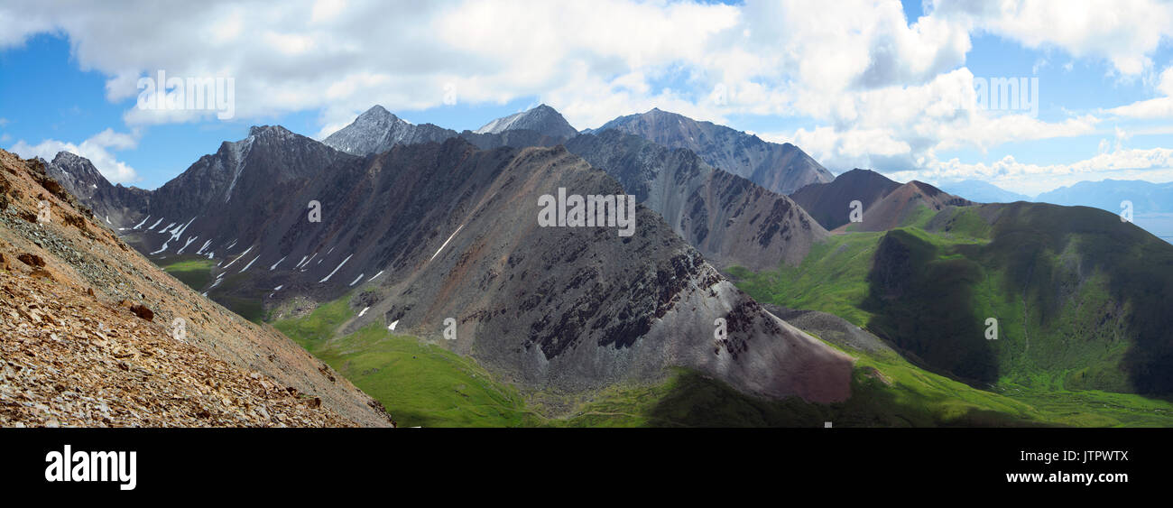 Paysage de montagnes de l'Altaï de vue à haute altitude. Aktru ridge Banque D'Images