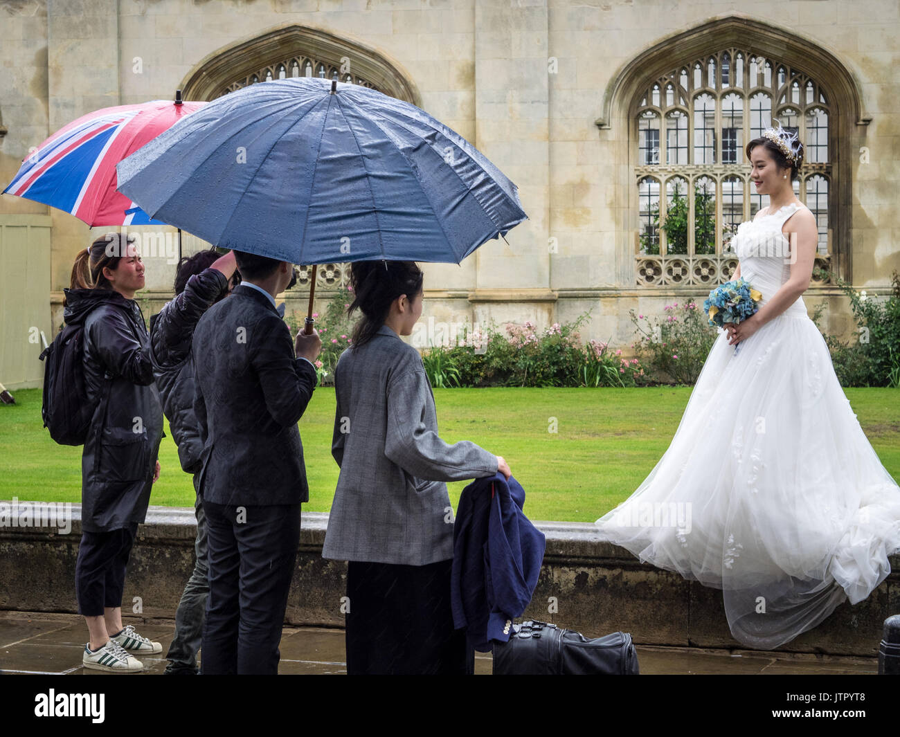 Mariage chinois / Tourisme Tourisme mariage asiatique - Asian Couple a pré-nuptual faire prendre en photos dans le centre historique de Cambridge, au Royaume-Uni, un jour de pluie Banque D'Images