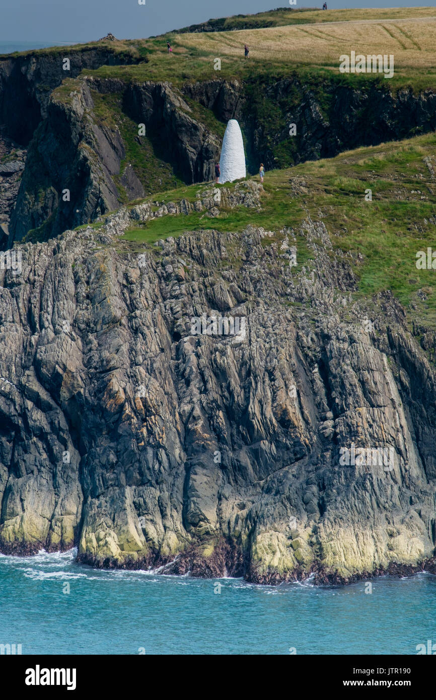 Obélisques blancs marquant l'entrée du port de Porthgain, Pembrokeshire, Pays de Galles Banque D'Images