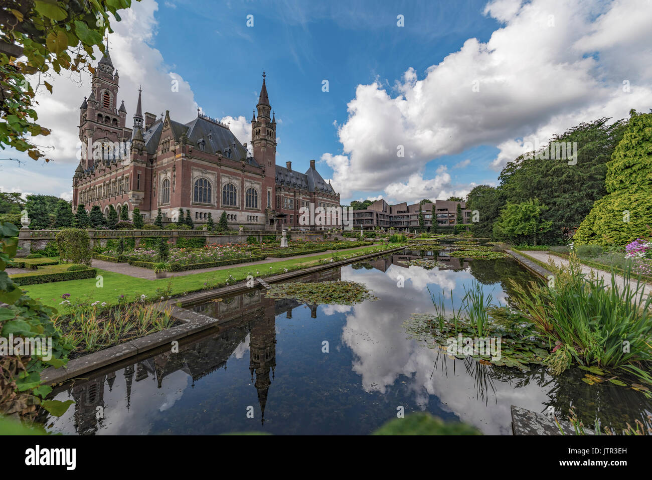 Sur le jardin sur le palais de la paix, siège de la Cour internationale de justice, organe judiciaire principal des Nations unies à La Haye, Pays-Bas Banque D'Images