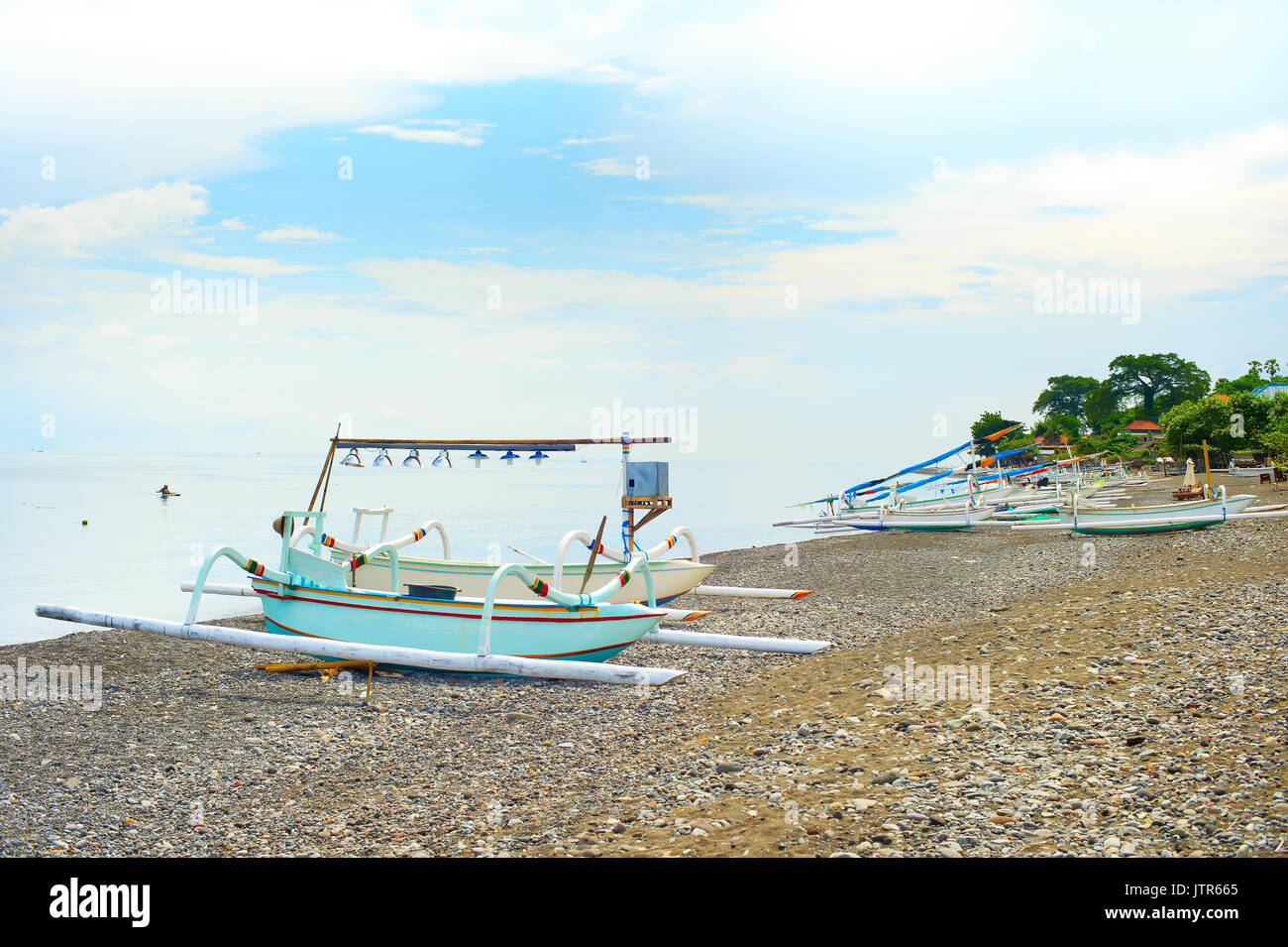 Bateaux traditionnels balinais sur une plage de rochers. Amed, Bali, Indonésie Banque D'Images