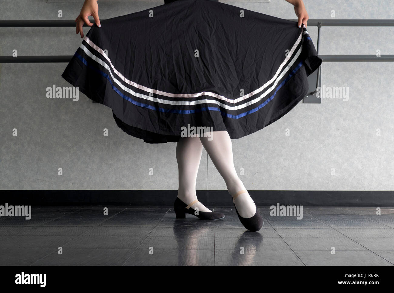 Adolescent faisant la danse de ballet de caractère avec jupe tenue en  préparation Photo Stock - Alamy