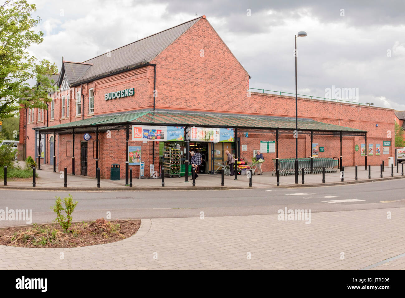 Supermarché Budgens, les clients entrant dans le magasin. Lincolnshire uk Woodhall Spa Banque D'Images