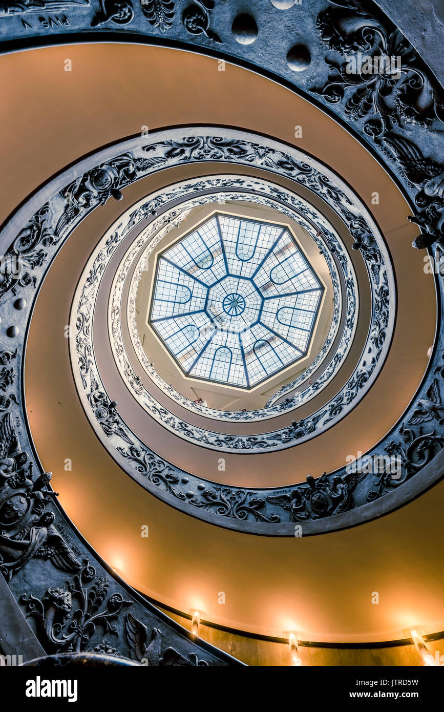 Le célèbre escalier à double hélice Bramante sortie aux Musées du Vatican, Rome, Italie Banque D'Images