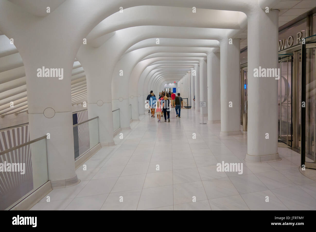 NEW YORK, USA - Mai 05, 2017 : des foules de passagers passent sous la forme architecturale caractéristique de l'Oculus, plaque tournante du transport à New York Usa Banque D'Images