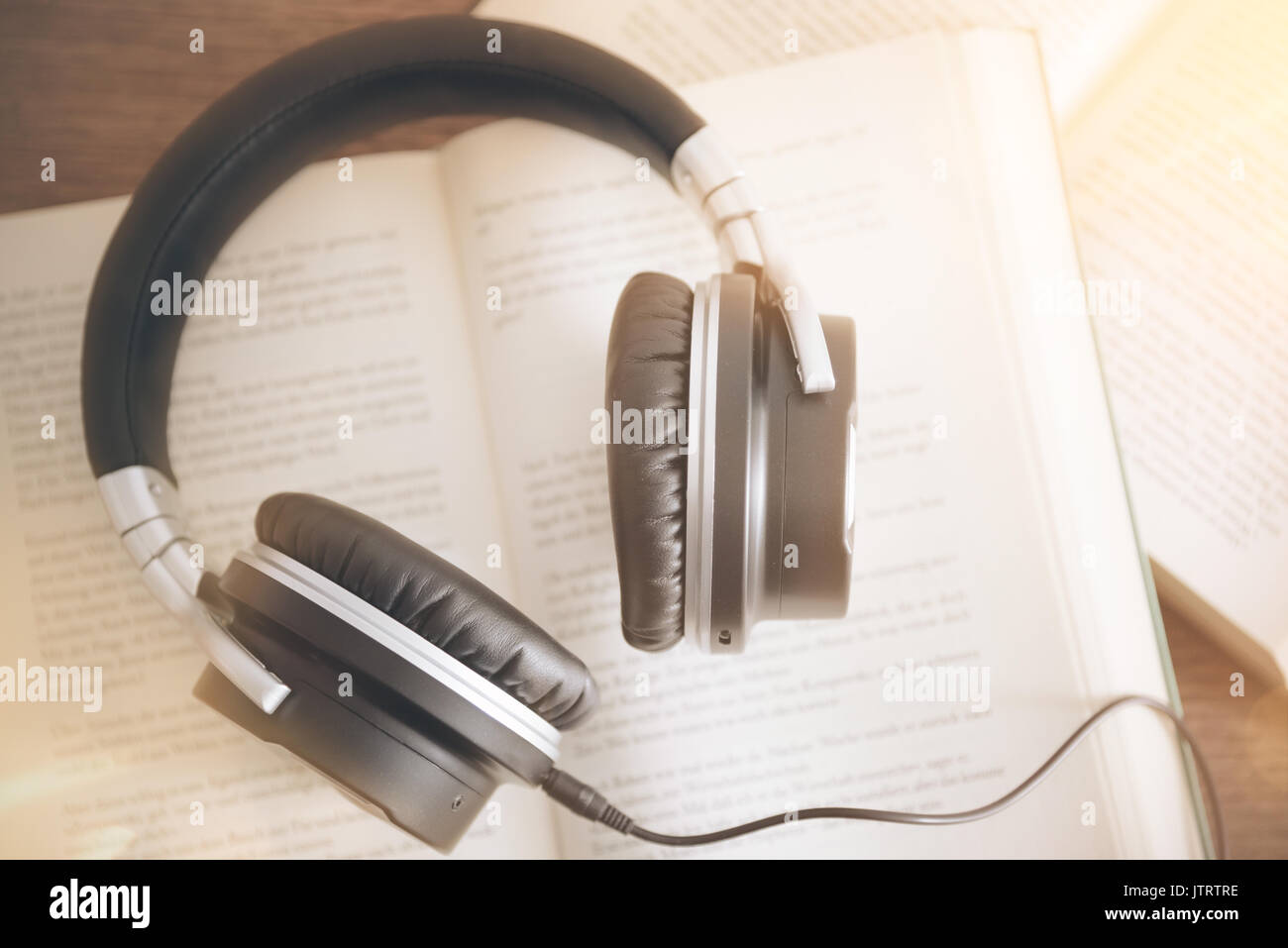 Livre audio concept avec arrière-plan du tableau en bois rustique Banque D'Images