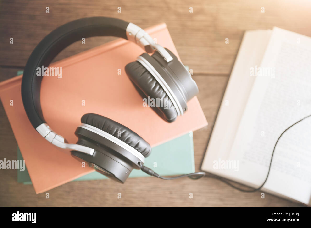 Livre audio concept avec arrière-plan du tableau en bois rustique Banque D'Images