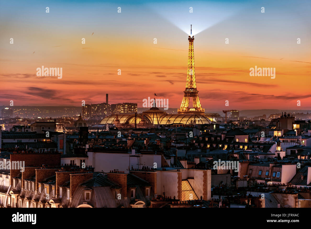 Coucher du soleil sur les toits de Paris et sa Tour Eiffel, un des