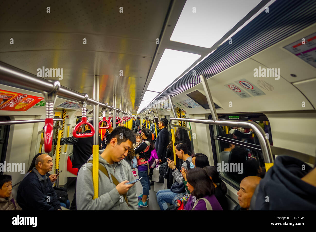 HONG KONG, CHINE - le 26 janvier 2017 : personnes non identifiées à l'intérieur du métro, les gens à l'intérieur du train arrière-plan de vie Banque D'Images