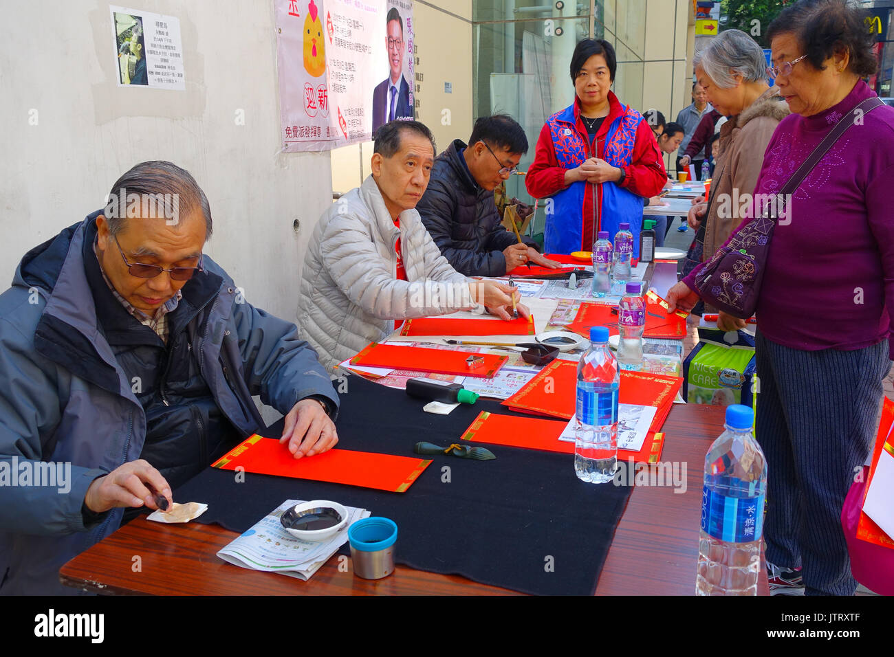 HONG KONG, CHINE - le 26 janvier 2017 : des personnes non identifiées, l'écriture sur une wisshes papier rouge contiennent des sens pour le Nouvel An chinois tient à Hong Kong Banque D'Images