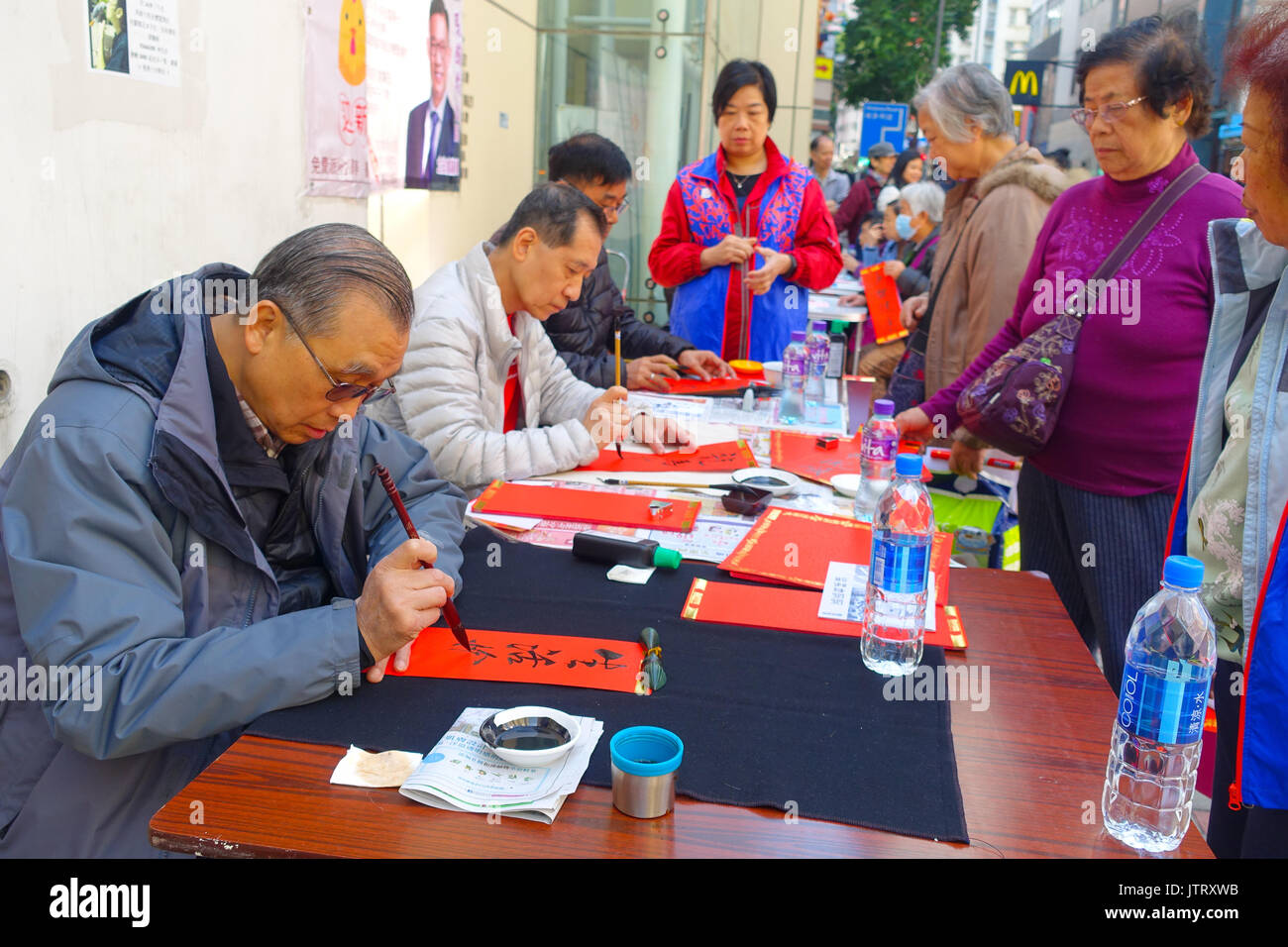 HONG KONG, CHINE - le 26 janvier 2017 : des personnes non identifiées, l'écriture sur une wisshes papier rouge contiennent des sens pour le Nouvel An chinois tient à Hong Kong Banque D'Images
