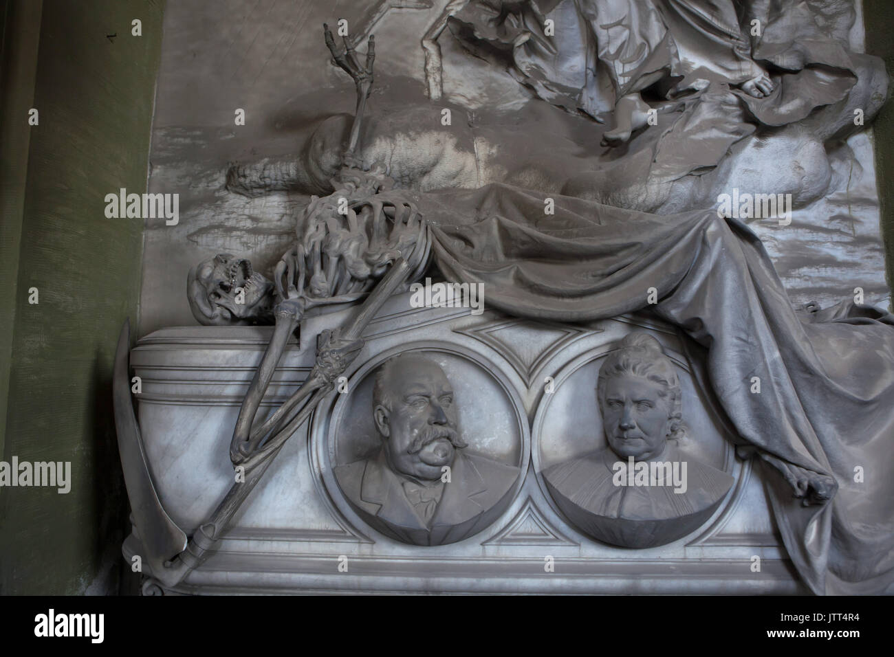 La mort avec la faux représenté sur le monument funéraire en marbre de la famille Queirolo par le sculpteur Giuseppe Navone (1901) le cimetière monumental de Staglieno (Cimitero monumentale di Staglieno) à Gênes, Ligurie, Italie. Portraits de Salvatore Queirolo (1847-1898) et son épouse Rosa Queirolo, nee Massa (1844-1914) sont considérés ci-dessous. Banque D'Images