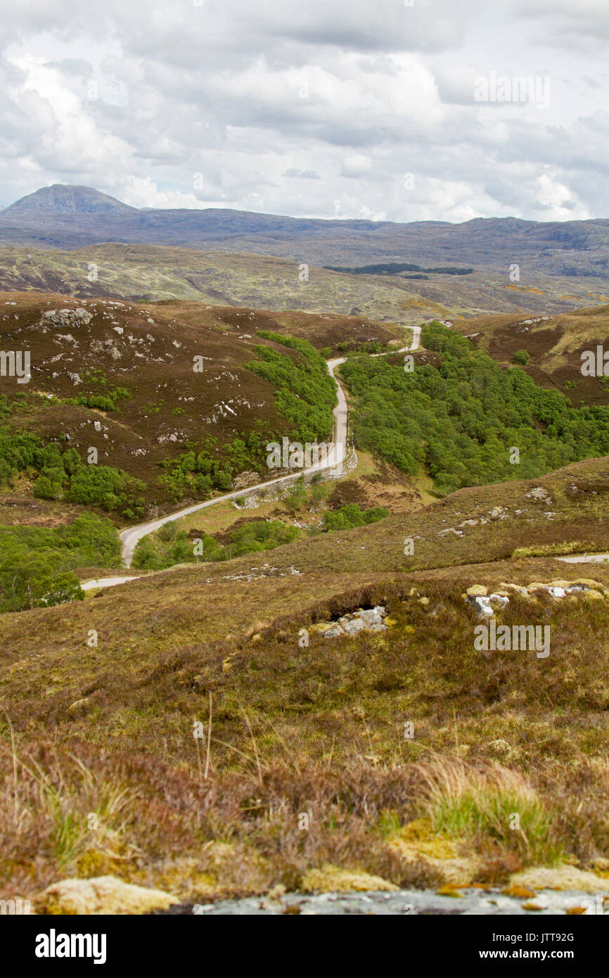 Paysage montagneux avec winding road près de Drumbeg, Ecosse Banque D'Images