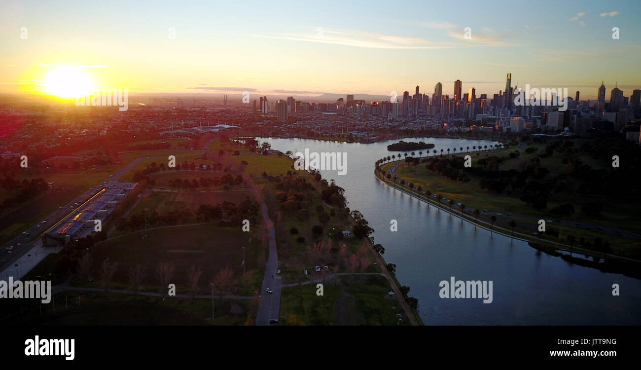 Vue sur la ville au coucher du soleil de l'Albert Park, Melbourne Banque D'Images