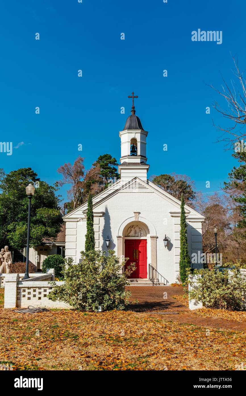 Saint Vincent de Paul Eglise catholique en Tallassee, Alabama, Etats-Unis, ressemble à une petite église blanche typique se trouvent souvent dans le sud. Banque D'Images