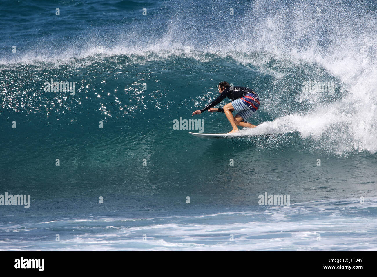 Surf dans le tube de Maui. Banque D'Images