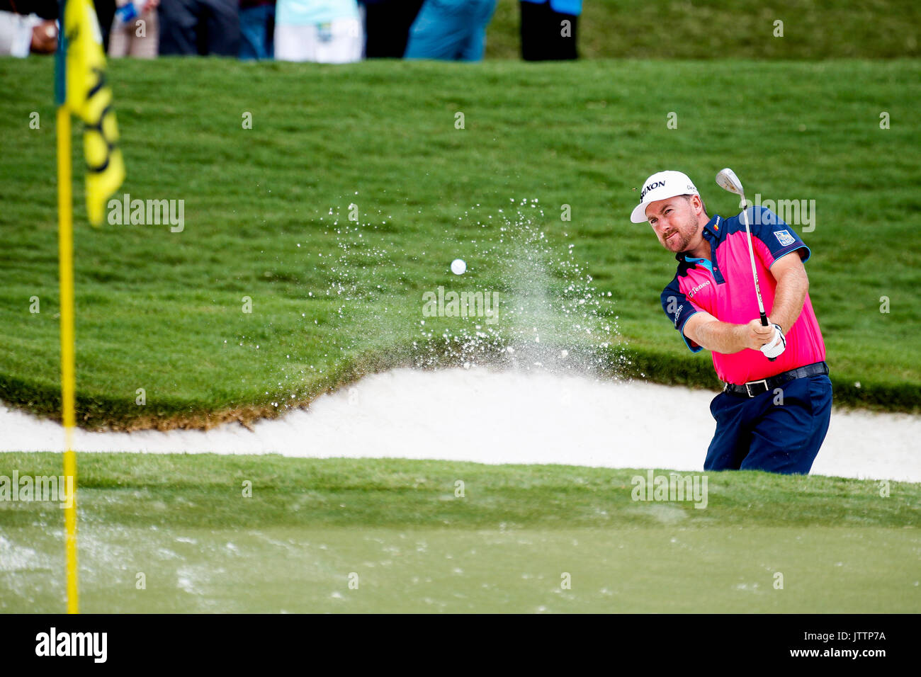 9 août 2017 : Graeme McDowell de l'Irlande du Nord hits out du bunker sur le 18ème green lors de la dernière journée de pratique de la 99e Championnat de la PGA à Quail Hollow Club à Charlotte, NC. (Scott Kinser/Cal Sport Media) Banque D'Images