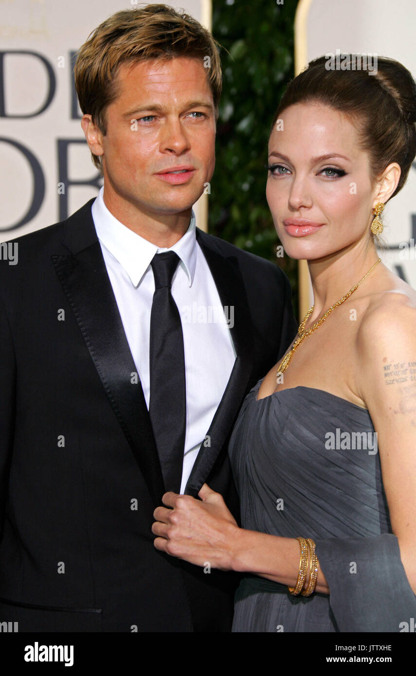 Beverly Hills, CA, USA, lundi. 15 Jan, 2007. Actrice américaine Angelina Jolie (R) et ami de l'acteur américain Brad Pitt (L) poser pour les caméras qu'ils arrivent à la 64e conférence annuelle Golden Globe Awards à Los Angeles, CA, United States, lundi, 15 janvier 2007. Photo : Hubert Boesl | worldwide/dpa/Alamy Live News Banque D'Images