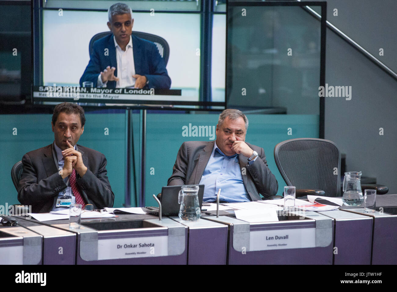 Londres, Royaume-Uni. 10 août, 2017. Les membres de l'Assemblée de Londres Dr Onkar Sahota et Len Duvall écouter Maire de Londres Sadiq Khan répondant aux questions pendant l'heure des questions du maire à l'Hôtel de Ville. Parmi les thèmes abordés étaient : les attaques à l'acide, le logement social, les dépenses sur les services de police et d'incendie, la couverture 4G sur les rames de métro et le bruit des trains de métro la nuit. Credit : Mark Kerrison/Alamy Live News Banque D'Images