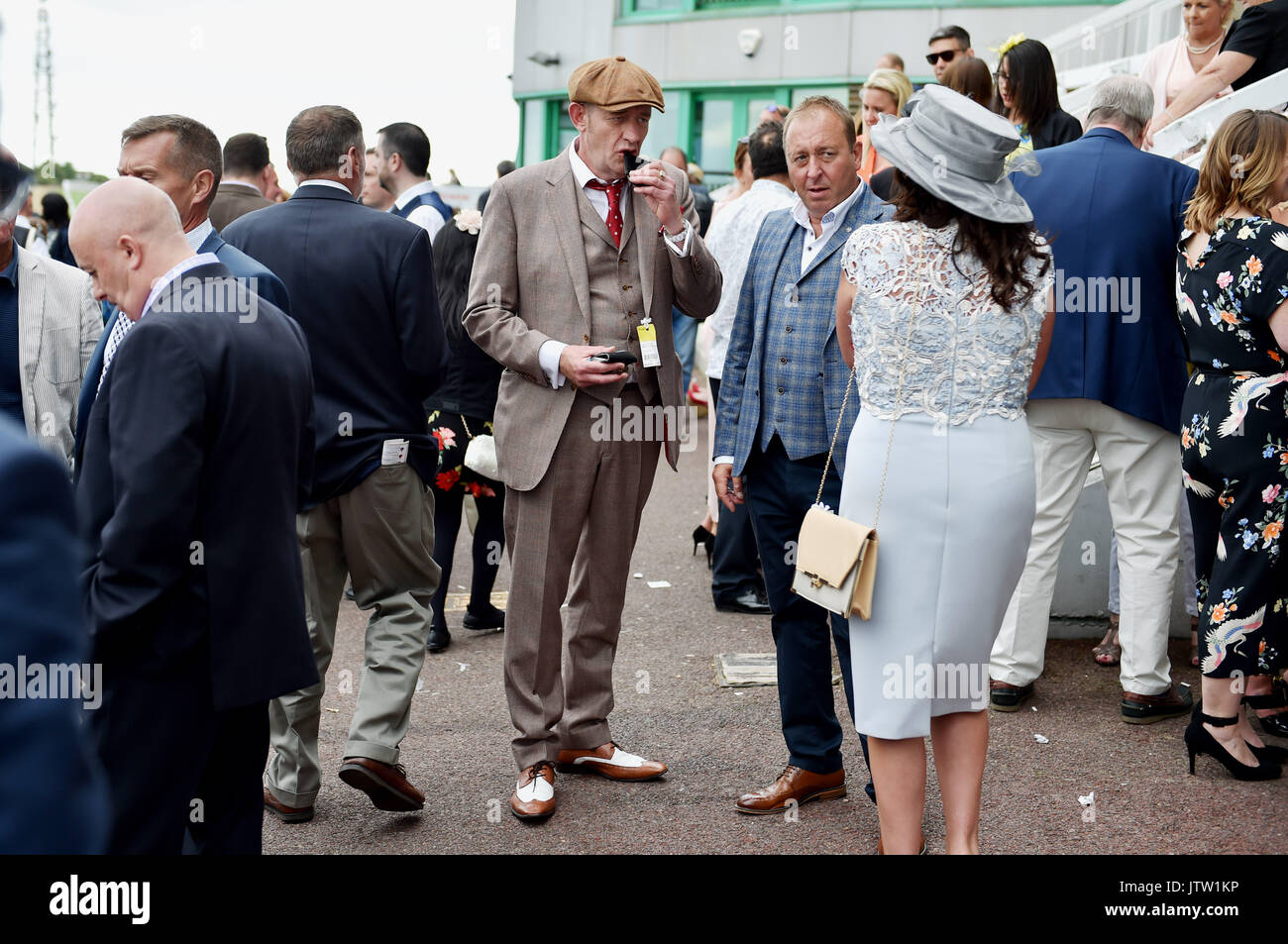 Brighton, UK. 10 août, 2017. S'amuser à Racegoers Courses Brighton Mobile Route Mesdames jour pendant le Festival de trois jours de course Maronthonbet Crédit : Simon Dack/Alamy Live News Banque D'Images