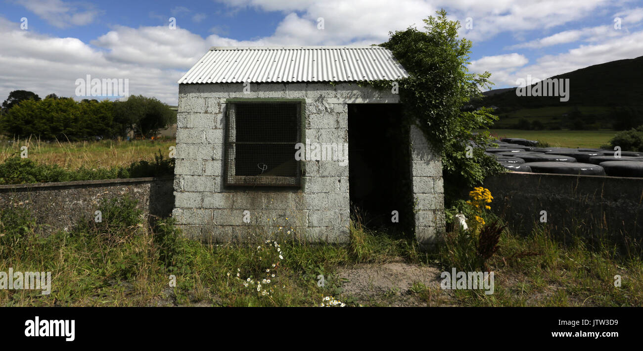 Newry, en Irlande du Nord. 10 août 2017. Une frontière abandonnés cabane sur la frontière entre la République d'Irlande et Irlande du Nord juste à l'extérieur de Newry, Co vers le bas. Crédit photo : Laura Hutton/Alamy Live News. Banque D'Images