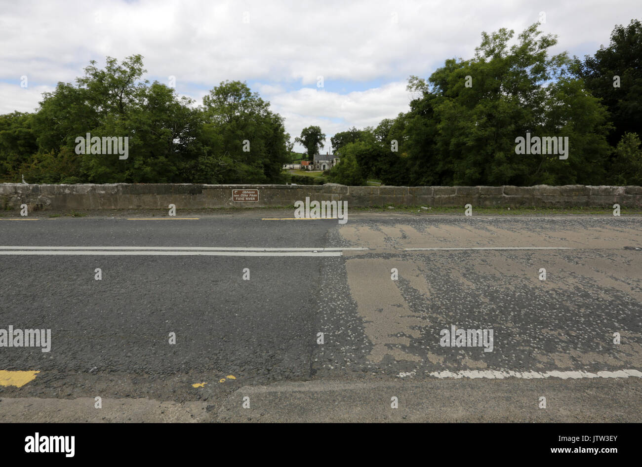 Cullaville, Irlande du Nord. 10 août 2017. La frontière entre l'Irlande du Nord et la République d'Irlande comme démontré par la route les divergences sur un pont sur la rivière Fane comme Co Armagh (route à droite) rencontre Co Monaghan La ligne de la route dans le centre de l'armature est où la frontière se produit. Crédit photo : Laura Hutton/Alamy Live News. Banque D'Images