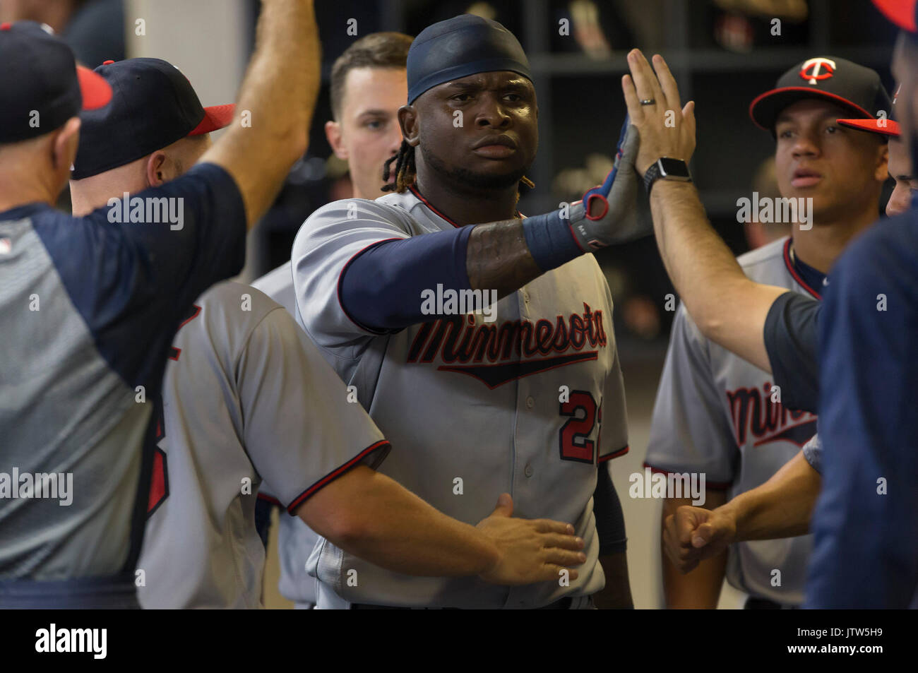 Milwaukee, Wisconsin, États-Unis. 10 août, 2017. Twins du Minnesota de troisième but Miguel Sano # 22 est félicité après avoir marqué dans la deuxième manche du jeu de la Ligue Majeure de Baseball entre les Milwaukee Brewers et les Twins du Minnesota au Miller Park de Milwaukee, WI. John Fisher/CSM Crédit : Cal Sport Media/Alamy Live News Banque D'Images