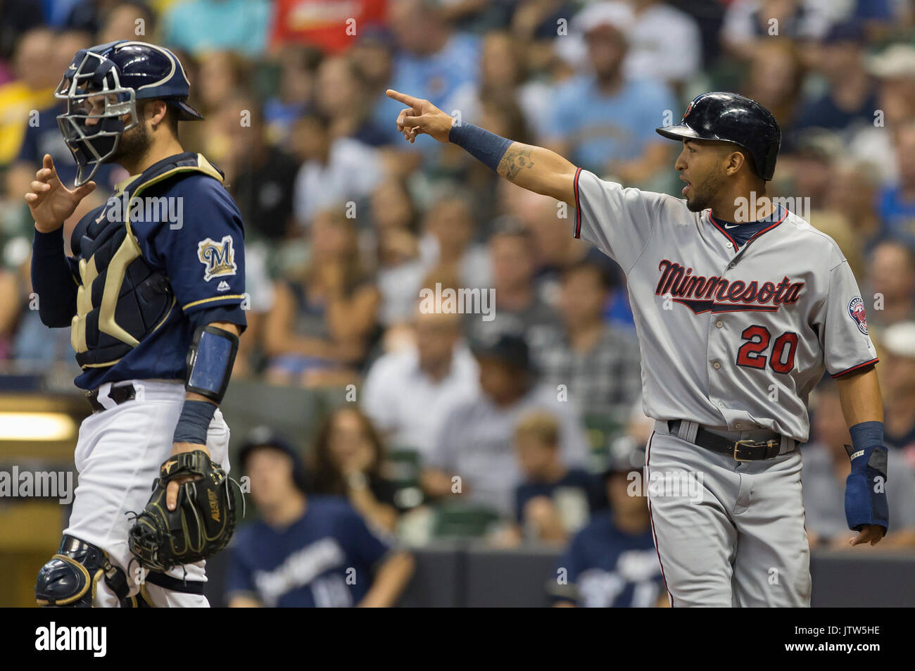Milwaukee, Wisconsin, États-Unis. 10 août, 2017. Le voltigeur des Twins de Minnesota Eddie Rosario # 20 félicite Jorge Polanco après avoir marqué sur le jeu dans le jeu de la Ligue Majeure de Baseball entre les Milwaukee Brewers et les Twins du Minnesota au Miller Park de Milwaukee, WI. John Fisher/CSM Crédit : Cal Sport Media/Alamy Live News Banque D'Images