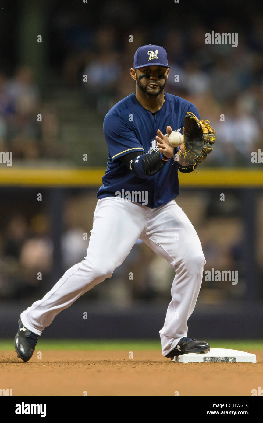 Milwaukee, Wisconsin, États-Unis. 10 août, 2017. Le deuxième but des Milwaukee Brewers Jonathan Villar # 5 tours un double jeu dans le jeu de la Ligue Majeure de Baseball entre les Milwaukee Brewers et les Twins du Minnesota au Miller Park de Milwaukee, WI. John Fisher/CSM Crédit : Cal Sport Media/Alamy Live News Banque D'Images