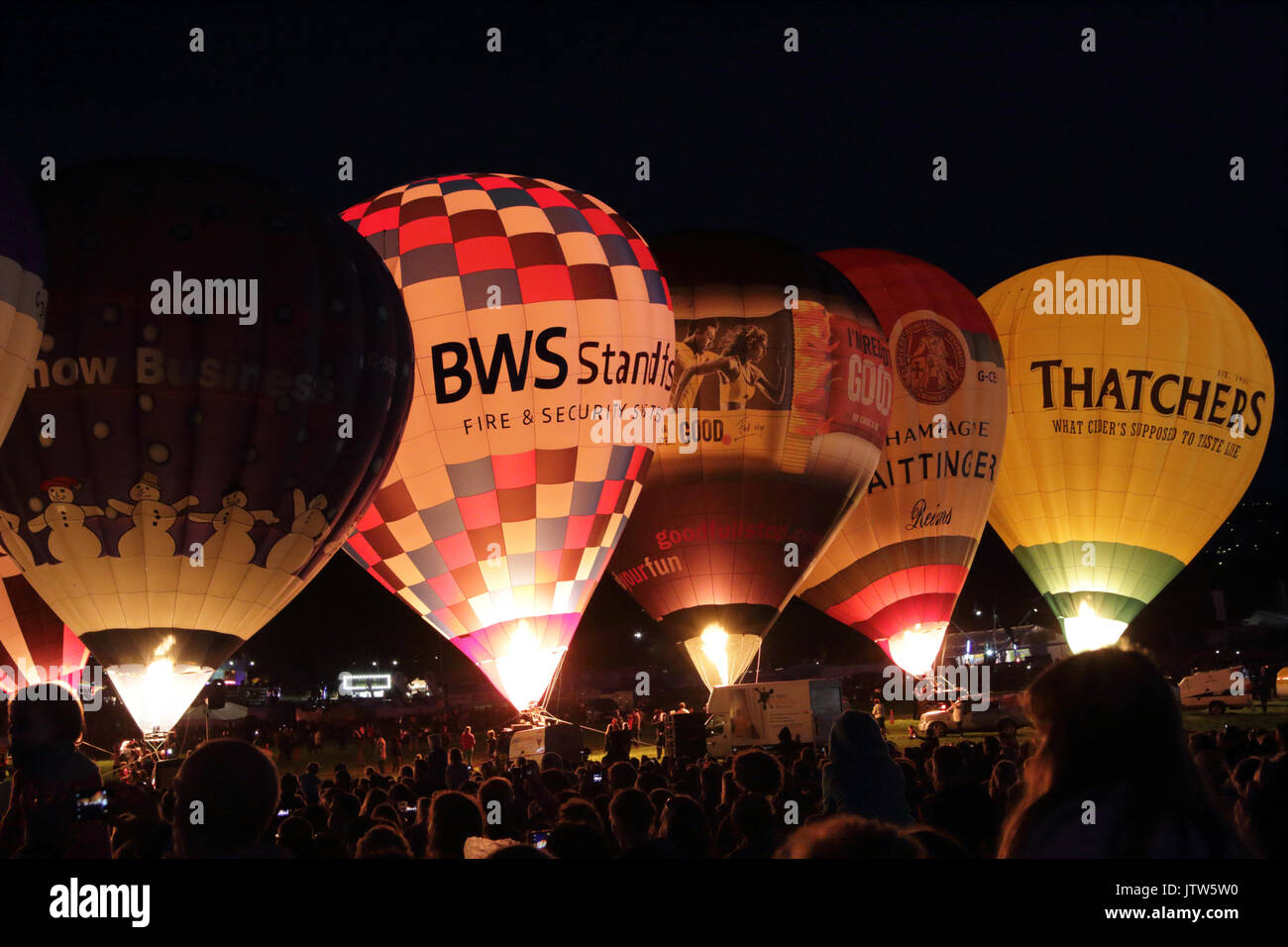 Montgolfières à Bristol International Balloon Fiesta, tenue à Ashton Cour, Bristol, UK, 10 août 2017. Les ballons sont en hausse pour une nuit Glow, un événement conçu pour être moins dépendante du temps, et dans lequel les ballons restent au sol en tant que groupe et de la lumière jusqu'à l'aide de leurs torchères de gaz à temps pour la musique. Banque D'Images