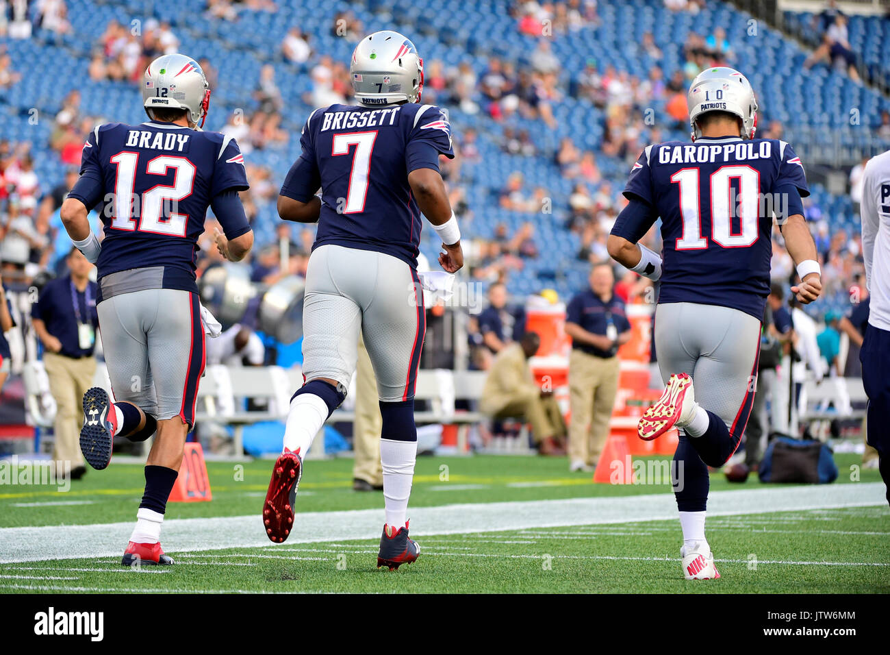 Foxborough, Massachusetts, USA. 10 août, 2017. New England Patriots quarterback Tom Brady (12), le quart-arrière Jimmy Garoppolo (10) et quarterback Jacoby Brissett (7) chauffer avant la pré-saison NFL match entre les Jacksonville Jaguars et les New England Patriots au Stade Gillette, à Foxborough, Massachusetts. Les jaguars les Patriotes 34-21 défaite en temps réglementaire. Eric Canha/CSM Crédit : Cal Sport Media/Alamy Live News Banque D'Images