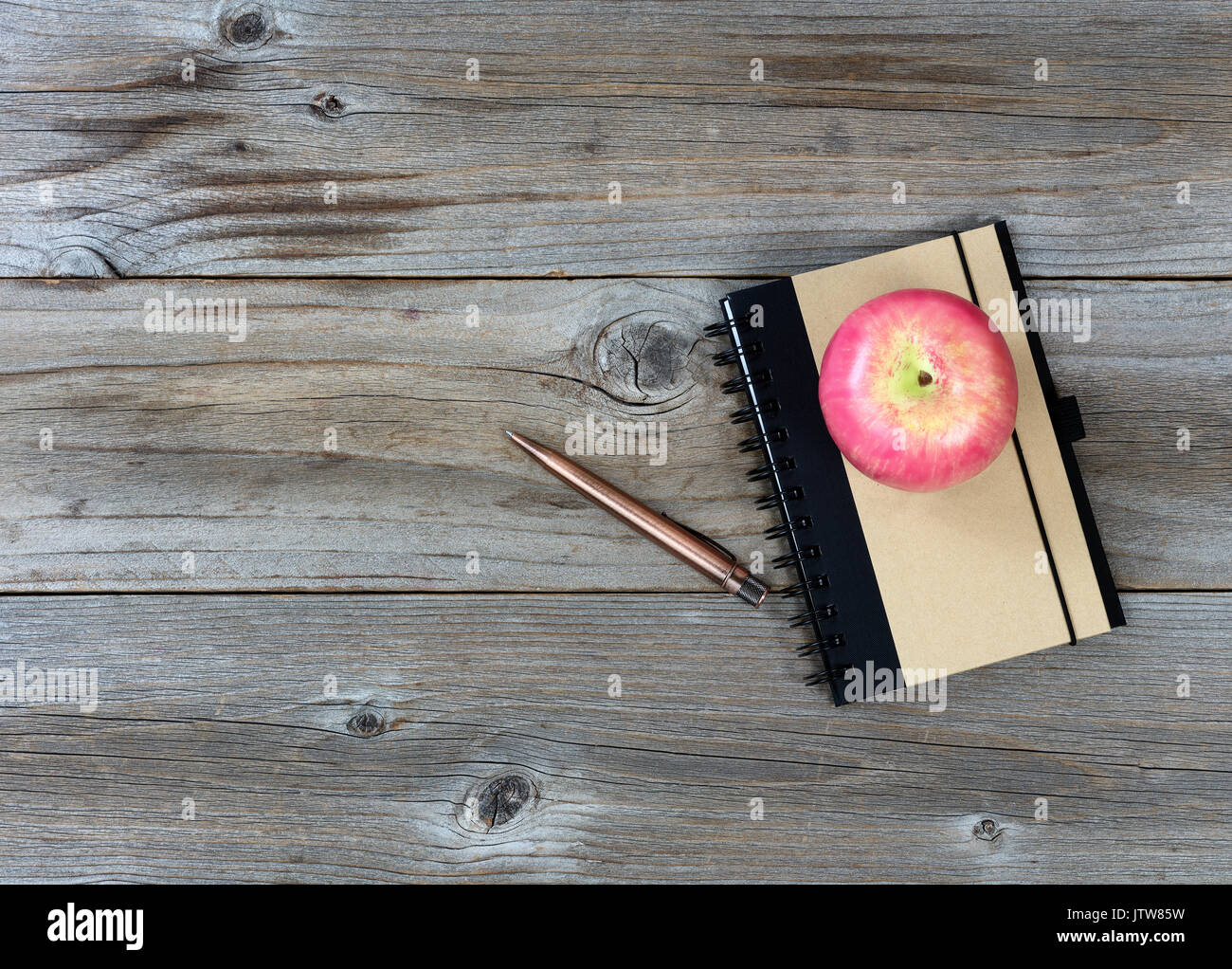 Retour à l'école articles traditionnels sur bureau rustique en télévision Vue Disposition Banque D'Images
