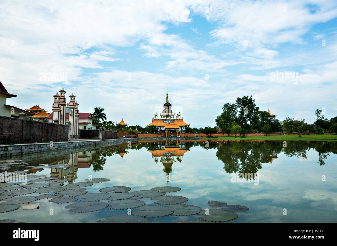 Reflet d'entrée de la grande drigung kagyü stupa lotus construit par l'Allemagne, le jardin de la paix, le Népal Lumbini Banque D'Images