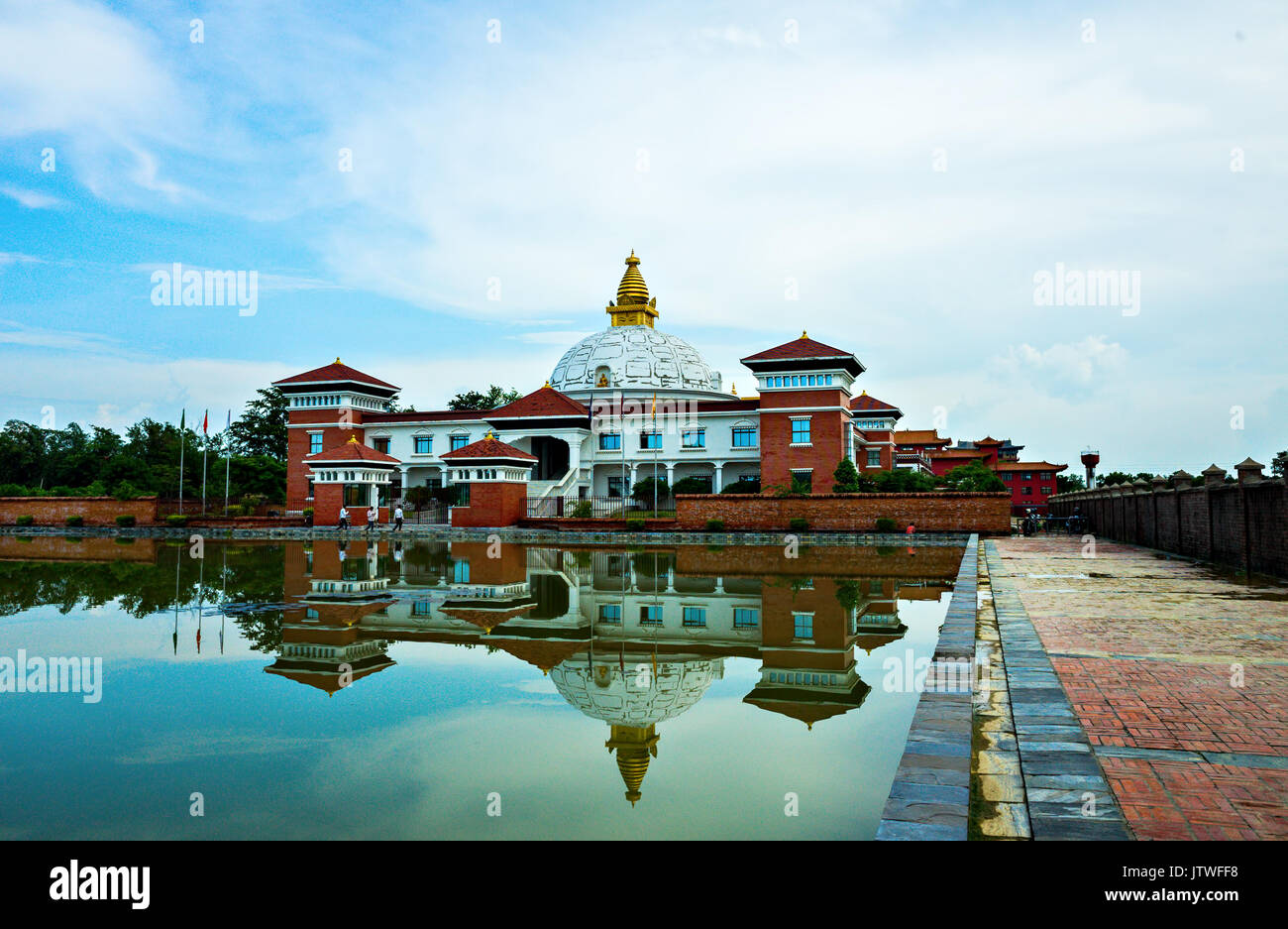 Reflet de Gautami moniales Temple sur un étang en face, le jardin de Lumbini, Népal Banque D'Images