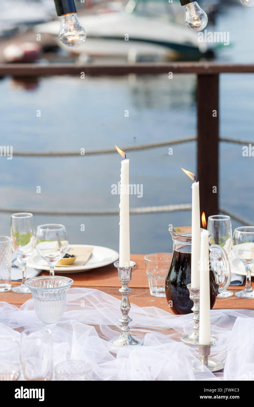 Verres sur la table de fête. Décoration table de mariage concept. Réglage de la table dans un style classique, sont présentés. art. Banque D'Images