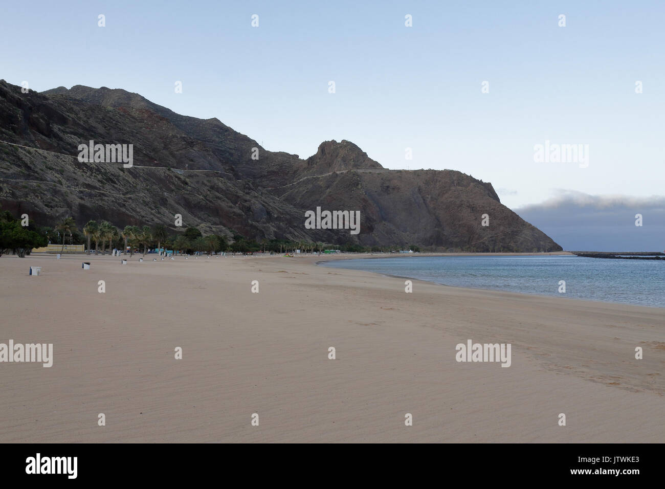 Un paysage de montagnes et de sable jaune de Playa de Las Teresitas, à côté de San Andres et Santa Cruz villes, à Tenerife, Îles Canaries Banque D'Images