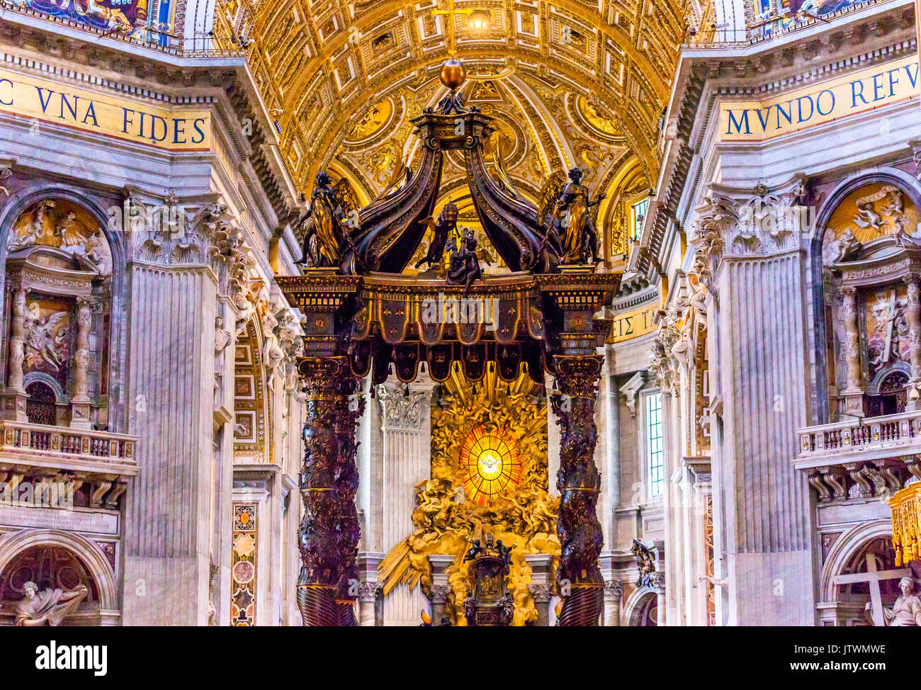 La basilique Saint Pierre Bernini Baldacchino Esprit Saint Colombe Vatican Rome Italie. Baldacchino Canopy construit en 1600 sur l'autel et la tombe de Saint Pierre Banque D'Images