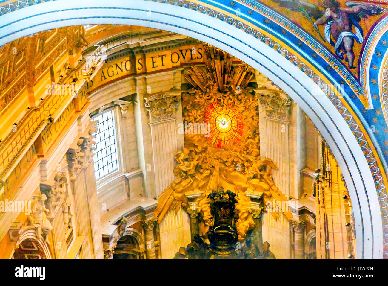 holy-spirit-dove-stained-glass-banque-de-photographies-et-d-images