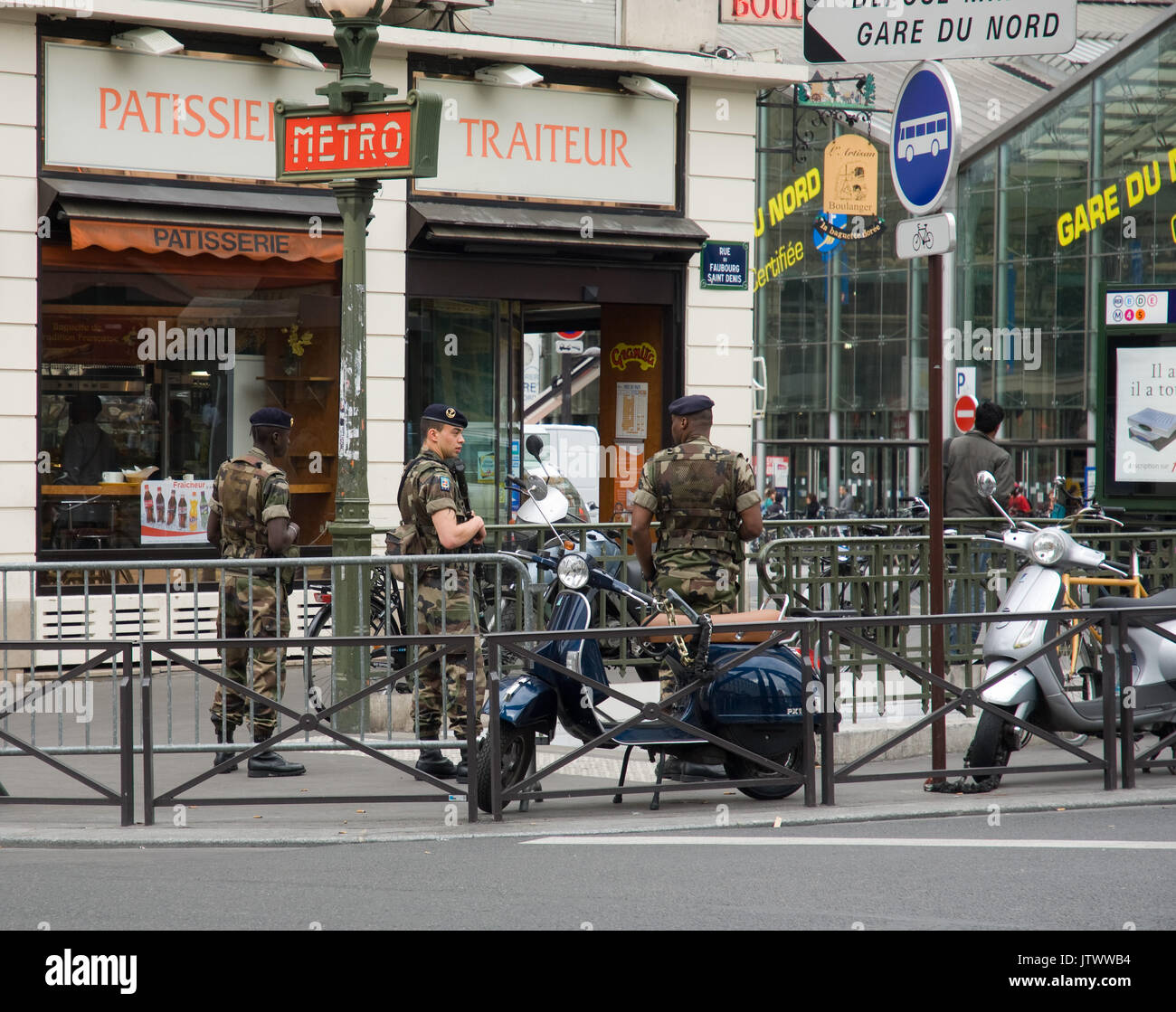 Des soldats armés patrouillent la zone autour de la Gare do Nord à Paris Banque D'Images