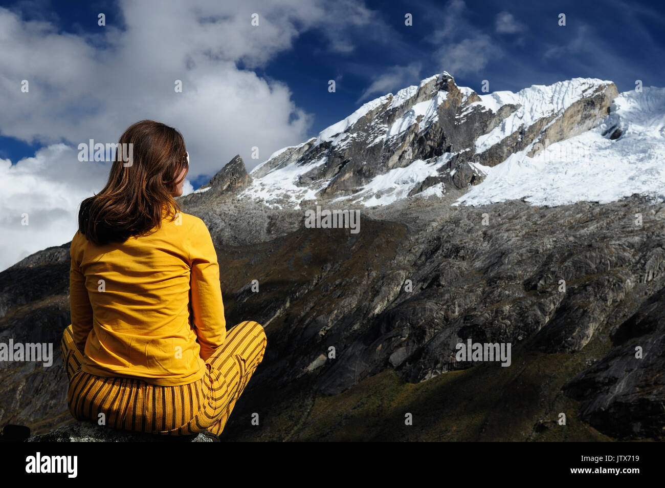 Femme dans la haute cordillère des Andes péruviennes sur le trekking Santa Cruz, sur les montagnes de la Cordillera Blanca Banque D'Images