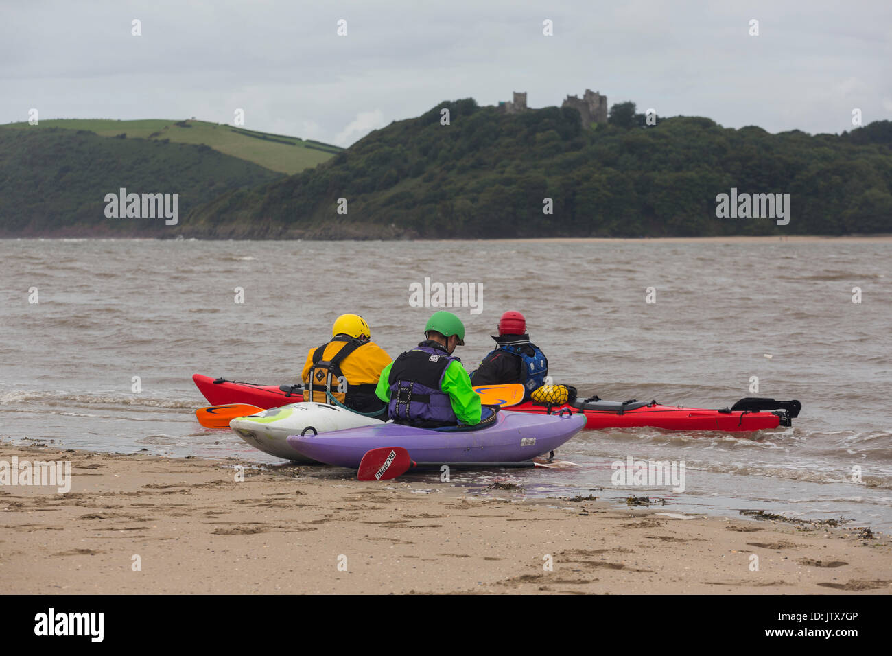 Canoë / kayak dans les canoës / kayaks dans l'estuaire de la Tywi / Towy à Ferryside, regard vers Llansteffan castle Banque D'Images