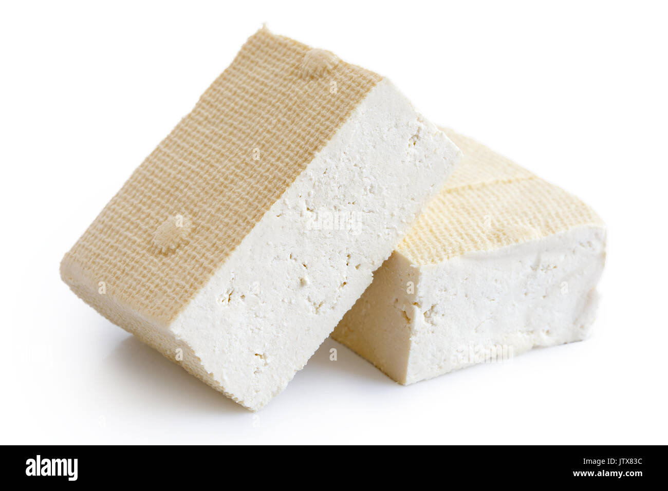 Deux blocs de tofu blanc isolé sur blanc. Banque D'Images