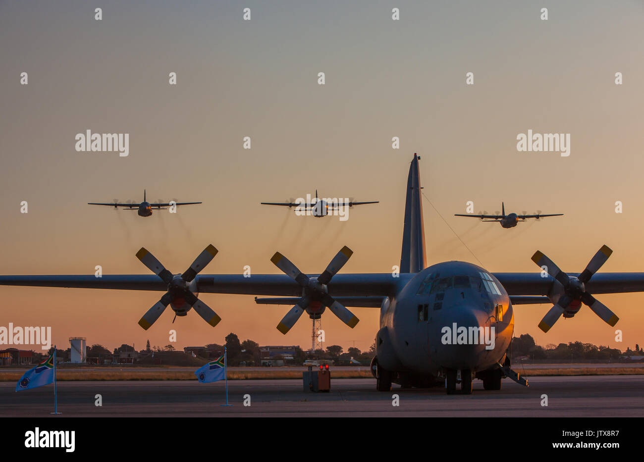 Trois avions de transport C-130 Hercules dans un défilé aérien de faible niveau en 2013 pour célébrer le 70e anniversaire de l'Escadron 28 et 50 années de service par le Banque D'Images