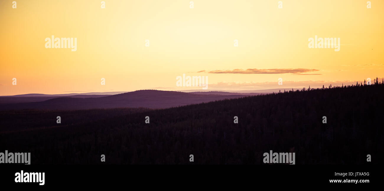 Un paysage magnifique avec un soleil de minuit au-dessus du cercle arctique. Paysages de rêve avec les reflets Banque D'Images