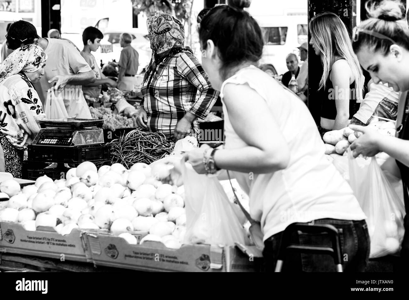 Young woman buying oignons au bazar (Seferihisar - Izmir - Turquie) Banque D'Images