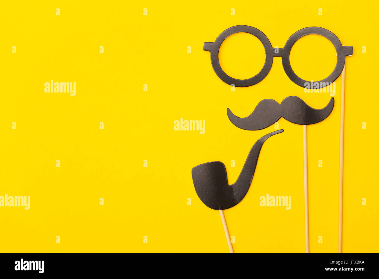 Accessoires Photobooth Sur Fond Jaune Anniversaire Fete De Mariage Celebration Photo Stock Alamy