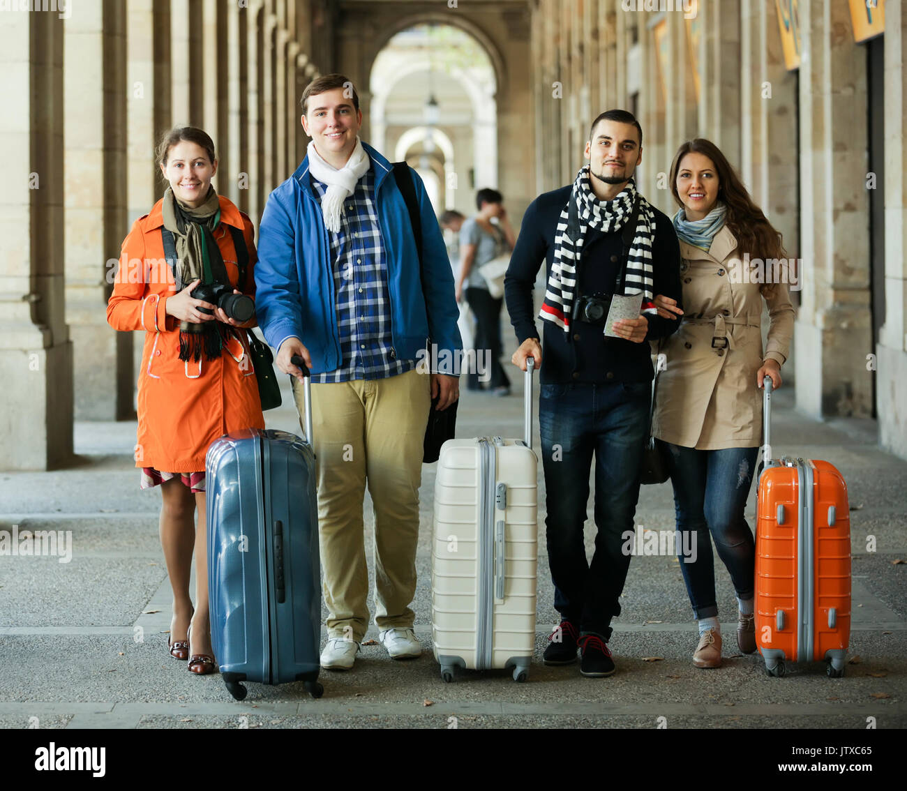 Les jeunes voyageurs avec bagages visites et souriant à l'automne Photo  Stock - Alamy