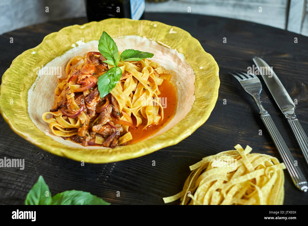 L'Italien pâtes penne aux tomates et pesto dans un restaurant Banque D'Images