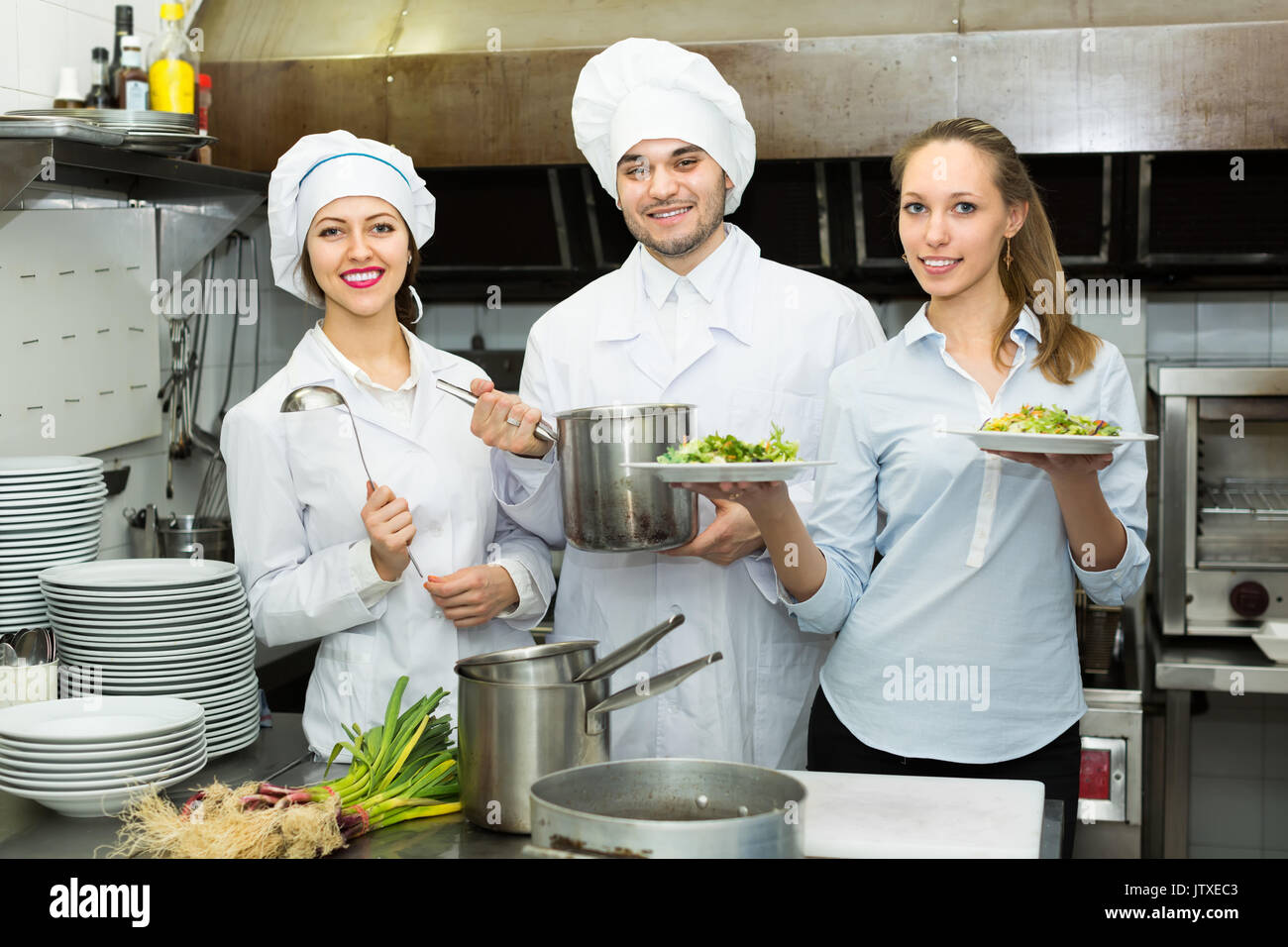 Waitress Smiling blonde plat de cuisine. Selective focus Banque D'Images